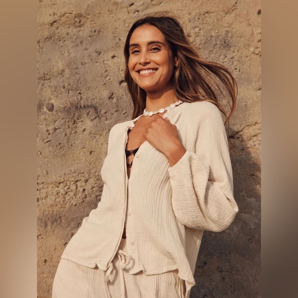 Bella Dahl Tops - Bella Dahl Long Sleeve Shirred Raglan Button Up Shirt Ivory Grey Medium